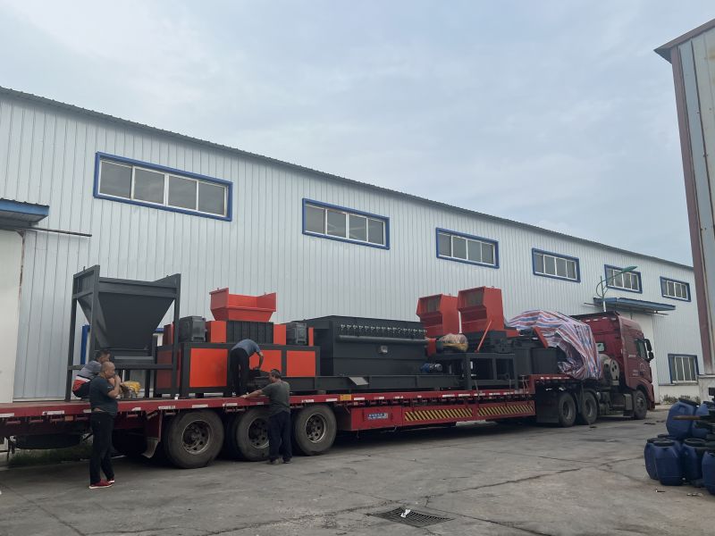 撕碎機與脈沖除塵等設備發貨浙江